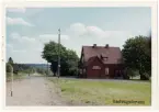 Vy vid Redvägsbrunn. Håll- och lastplats, öppnad med banan 1917. En- och enhalvvånings stationshus i trä, byggt i vinkel. Avbemannad 1958. Väntkur ej uppsatt. Tåguppehållen indrogs fr o m 17 juni 1974. Hållplats anlagd 1917  Enligt ritningar av arkitekt Rudolf Lange, Göteborg.