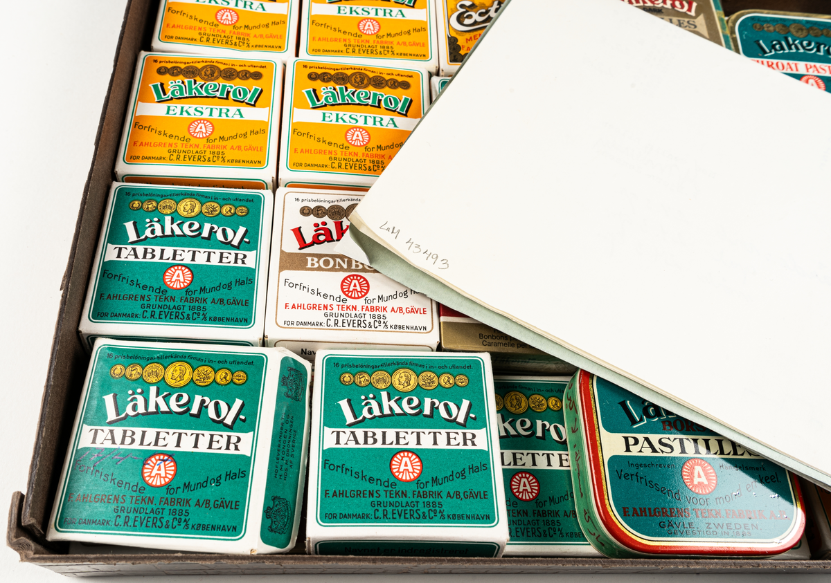 Ask, med provresultat av olika Läkerol- och Bonbonaskar, över de olika vikterna per ask. Intygspapper från Steins analytisk-kemiske laboratorium i Köpenhamn, Danmark, daterat 1966.