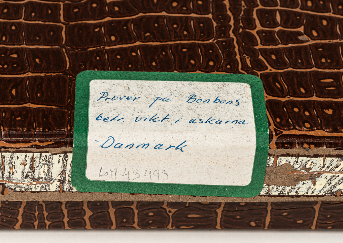 Ask, med provresultat av olika Läkerol- och Bonbonaskar, över de olika vikterna per ask. Intygspapper från Steins analytisk-kemiske laboratorium i Köpenhamn, Danmark, daterat 1966.