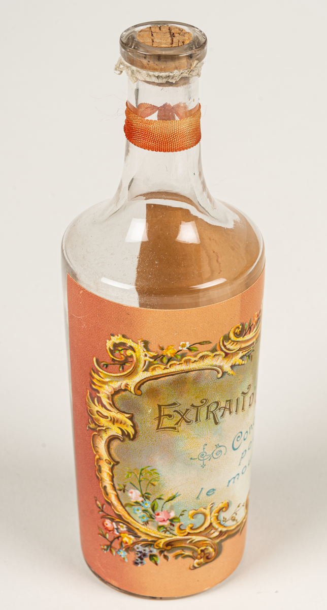 Parfymflaska i glas. etikett på flaskan; "Extrait o'deur" Concentr'e pour le mouchoir".
Parfymkoncentrat för näsduken.