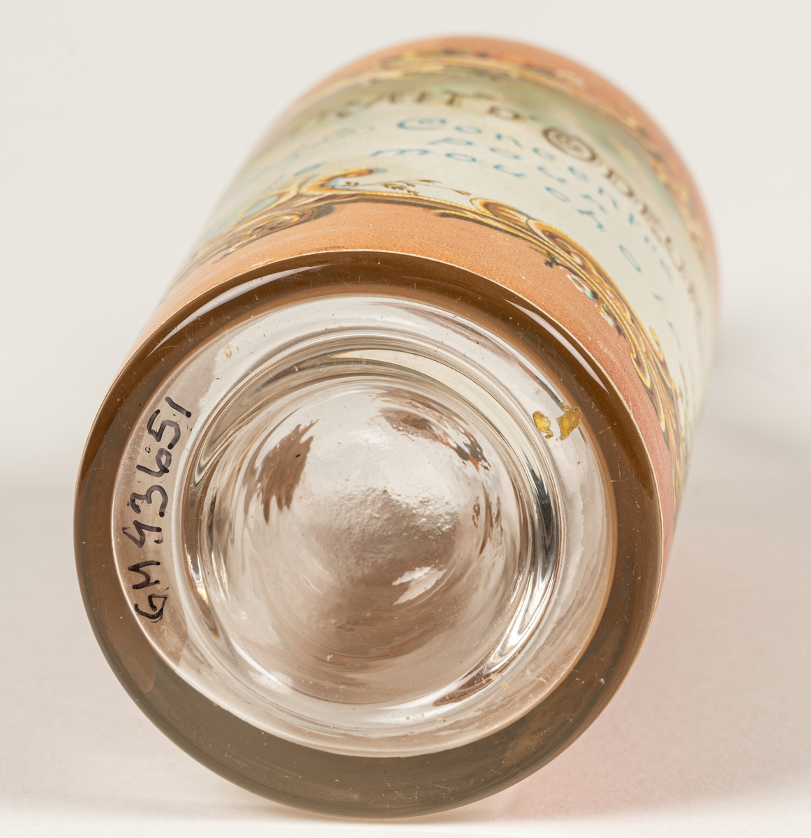 Parfymflaska i glas. etikett på flaskan; "Extrait o'deur" Concentr'e pour le mouchoir".
Parfymkoncentrat för näsduken.