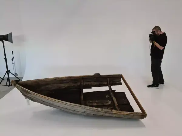 Fotograf som fotograferer en gjenstand i et fotoatelier