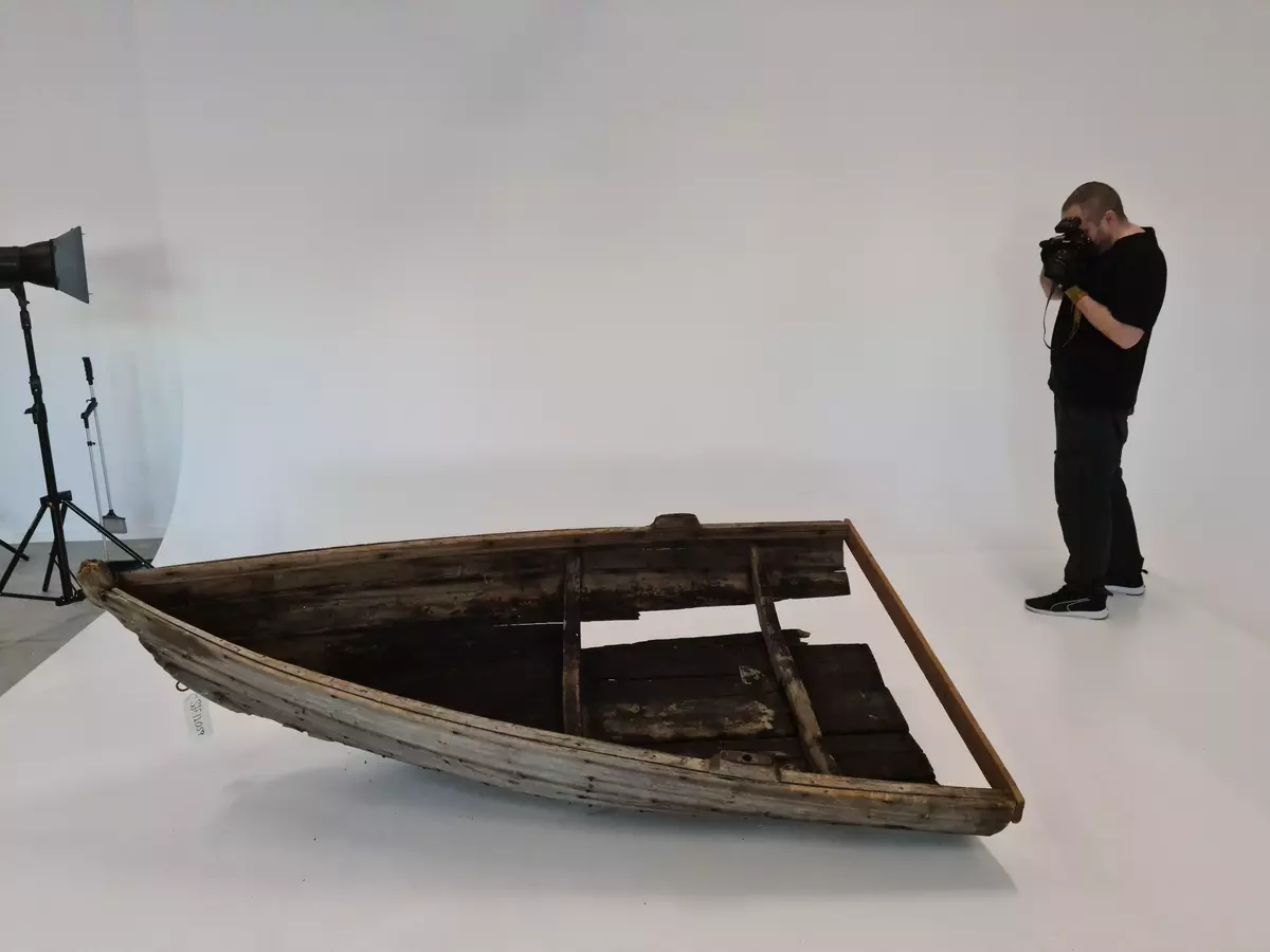 Fotograf som fotograferer en gjenstand i et fotoatelier