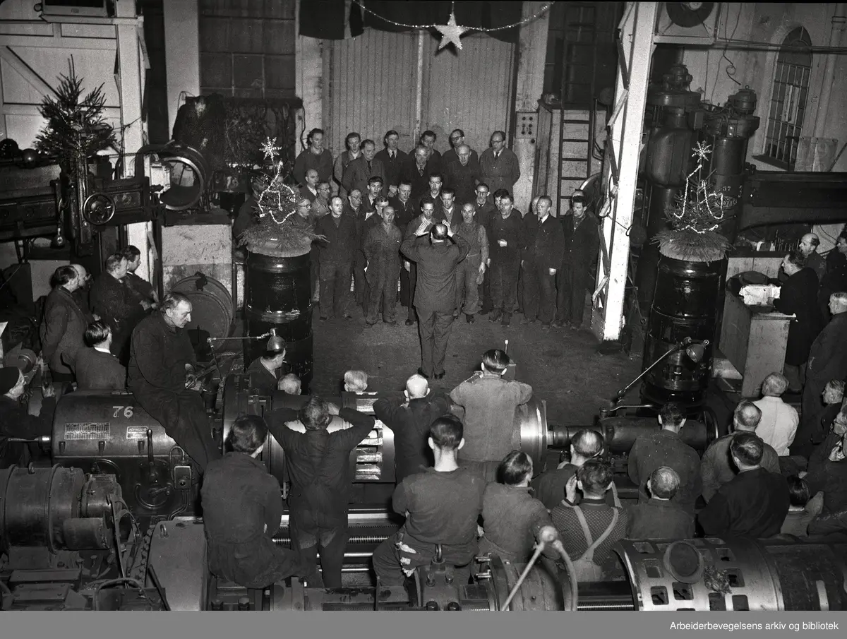 Sangkor på Nyland Verksted synger julen inn. desember 1951.