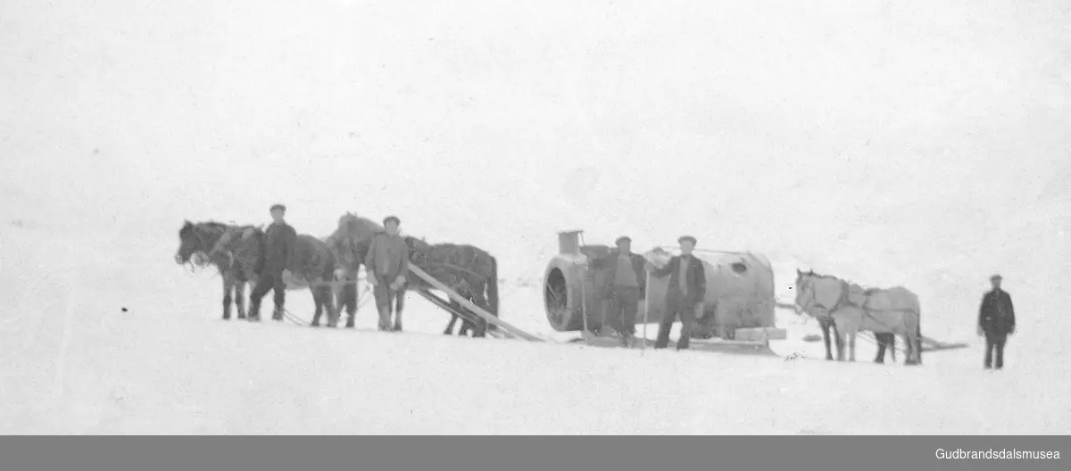 Vågå. Randsverk sag. 
Frakting av "lokomobil" 

Innlånt album fra Knut Raastad, Sande (Nordherad), Vågå. Første eier; Reidun Snerle g. Raastad 1933-2006