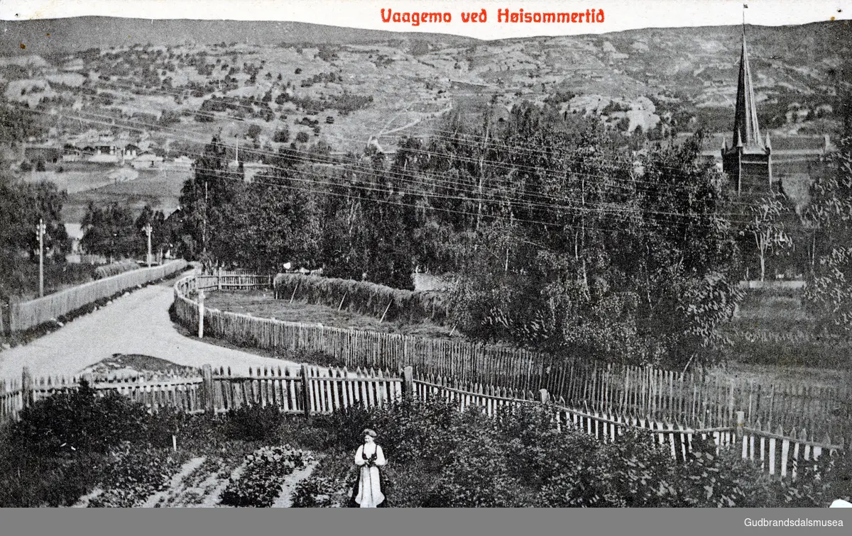 "Vaagemo ved Høisommertid"
Hagen på Formo i Vågåmo

Innlånt album fra Knut Raastad, Sande (Nordherad), Vågå. Første eier; Ingrid Raastad 1920-1974