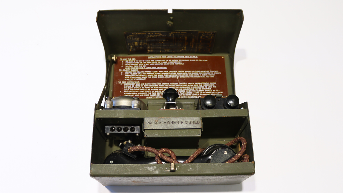 Kompakt feltboks for telegrafi og telefoni. Forsvaret.