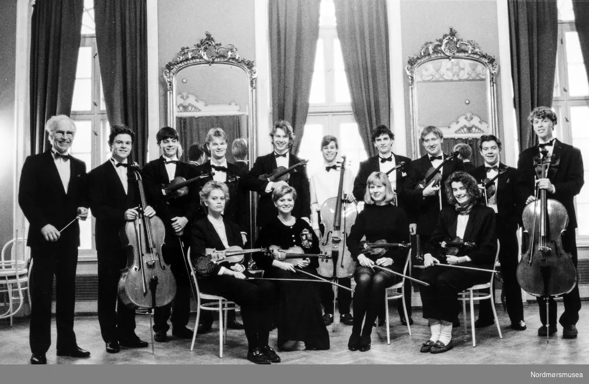 Unge i kammerorkester, flest fra Kristiansund, noen fra Molde. Ca 1985. Foran fra venstre: Malin Solberg, NN, Ellen Rensvik, Anne Stokke. Bak fra v: Peder A Rensvik, dirigent; Ole Eirik Roven Ree, NN, Asmund Bjørshol, Anders Rensvik, Jan Ragnar Storheim (hvit),  Martin Olsen Løvø, Anders Marthinussen, Alex Robson, Thomas Nygaard (Molde-cellist).   Foajeen i Festiviteten, før speilene ble flytta. Bildet er fra avisa Tidens Krav sitt arkiv i tidsrommet 1970-1994.