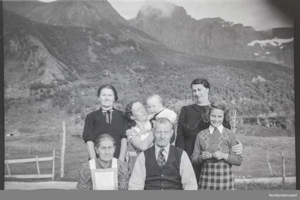 Familiebilde. Kasper og Arentine Karlsen med døtre, barnebarn og oldebarn m.fl.