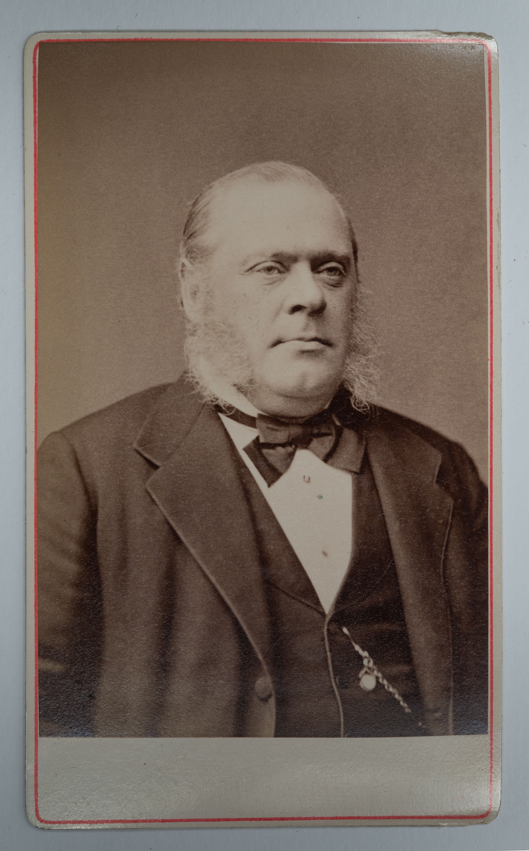 Visitkortsporträtt av okänd man. Fotografiet sitter i fotoalbum som tillhört Gertrud Zachau.