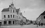 Storgatan, Ludvika 1946. Skyltar med text: Hendebergs; Telegraf telefon; Ritz hotell; Bageri; Färg; Trikåaffär.