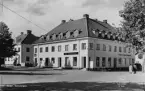 Salutorget, Säter 1946. Skyltar med text: Nya järnhandeln; Skoaffär.