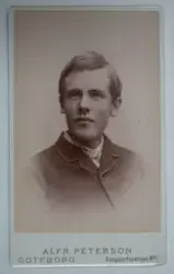 Visitkortsporträtt av Carl Wilhelmsson. Fotografiet sitter i