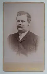 Visitkortsporträtt av okänd man. Samma man som UMFA55947:003