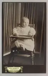 Visitkortsporträtt av okänt barn. Fotografiet sitter i fotoa