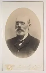 Visitkortsporträtt av Adolf P Zachau. Fotografiet sitter i f