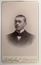 Visitkortsporträtt av Adolf C Zachau. Fotografiet sitter i f