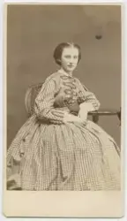 Porträtt på Linda Molin. Foto år 1866 vid 17 års ålder.