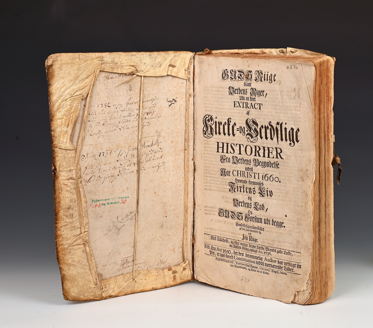 Prot: Jonas Ramus. Guds riige blant verdens riger udi en kort extract af Kircke og Verdslige Historier fraa verdens begyndelse indtil Aar Christi 1660... Enfoldeligen forestillet af den, som fortrøster sig ved Jesu Riige... Anden gang oplagt t o 1736. Kbhv. 7 bl. + 440 s. 8 bl. Fol. Heilt pergamentsband (av semska sauskinn).