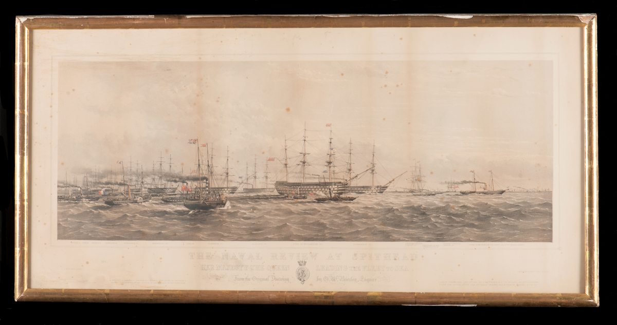 En av de årliga engelska flottparaderns vid Spithead. "The Naval review at Spithead. Her Majesty the Queen leading the Fleet to sea?  Published 8 okt 1853 " by Ackermann & Co, London.

Ram: Förgylld