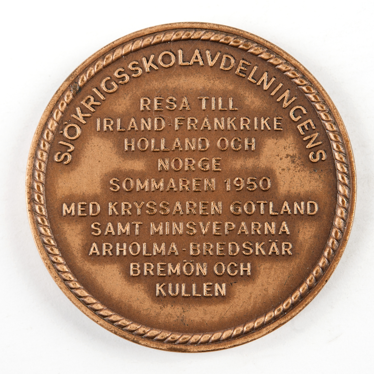 Minnesmedalj från Sjökrigsskolavdelningensresa till Irland Frankrike Holland och Norge sommaren 1950 med kryssaren Gotland samt minsveparna Arholma Bredskär Bremön och Kullen.