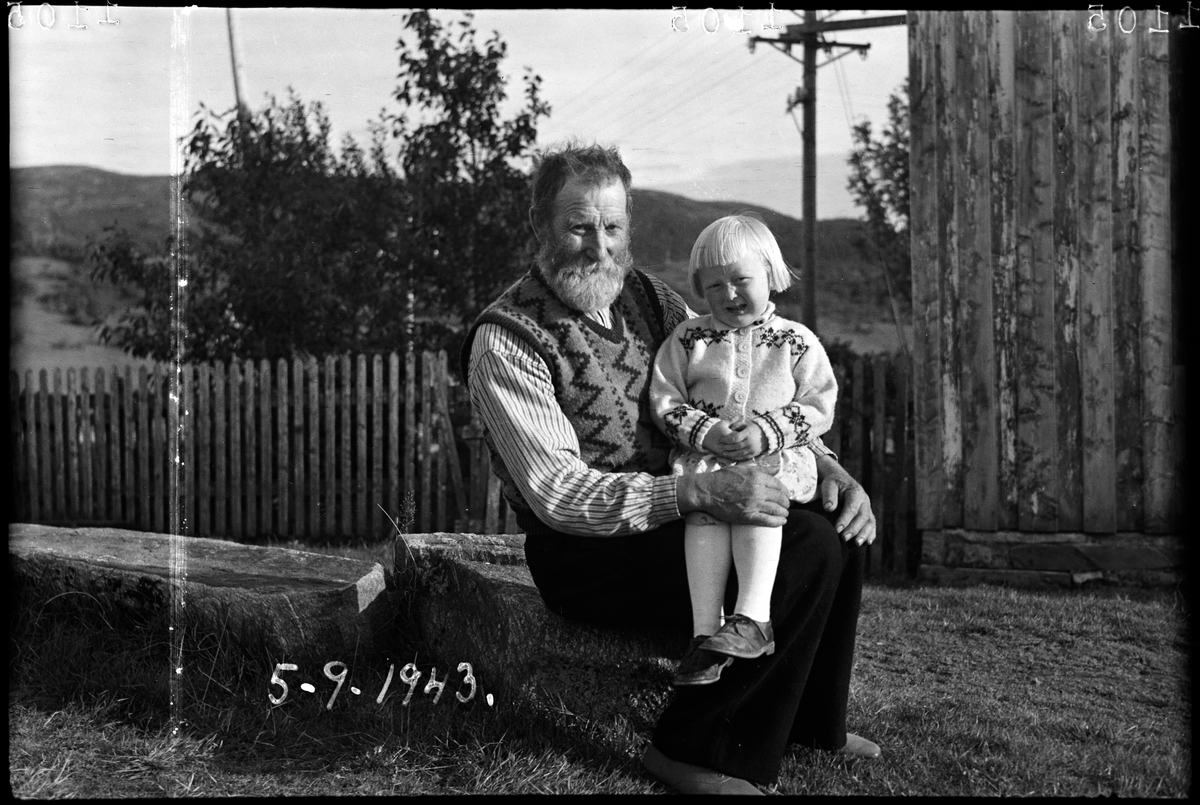 Eldre mann med barn på fanget