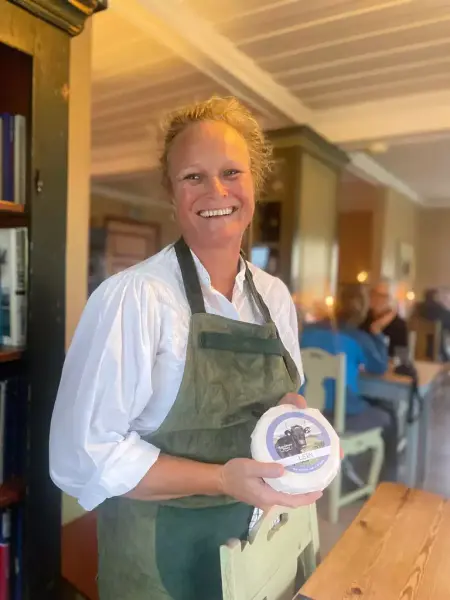 Dame med gammelost i hendene