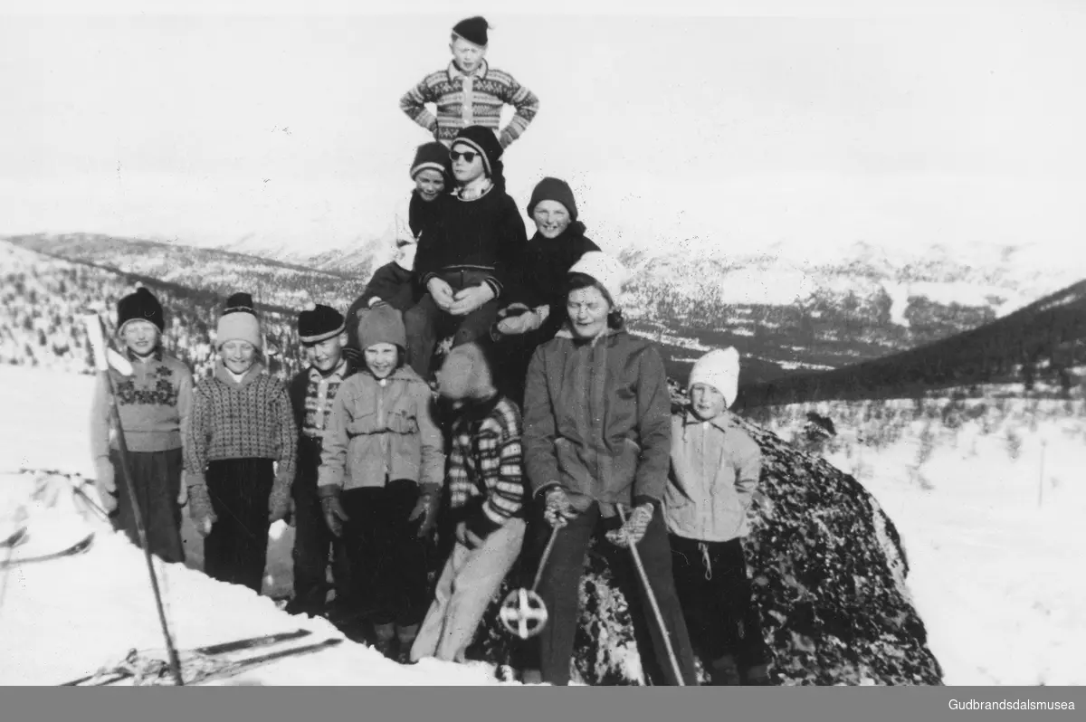 Elevar frå Bråtå skule på skitur til Bråtå-åsen