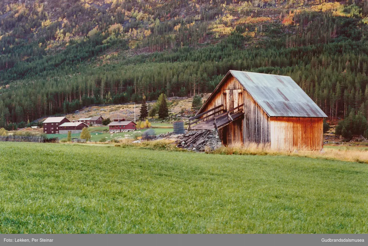 Låven på Skjelkvålsbue. Brenna i bakgrunnen