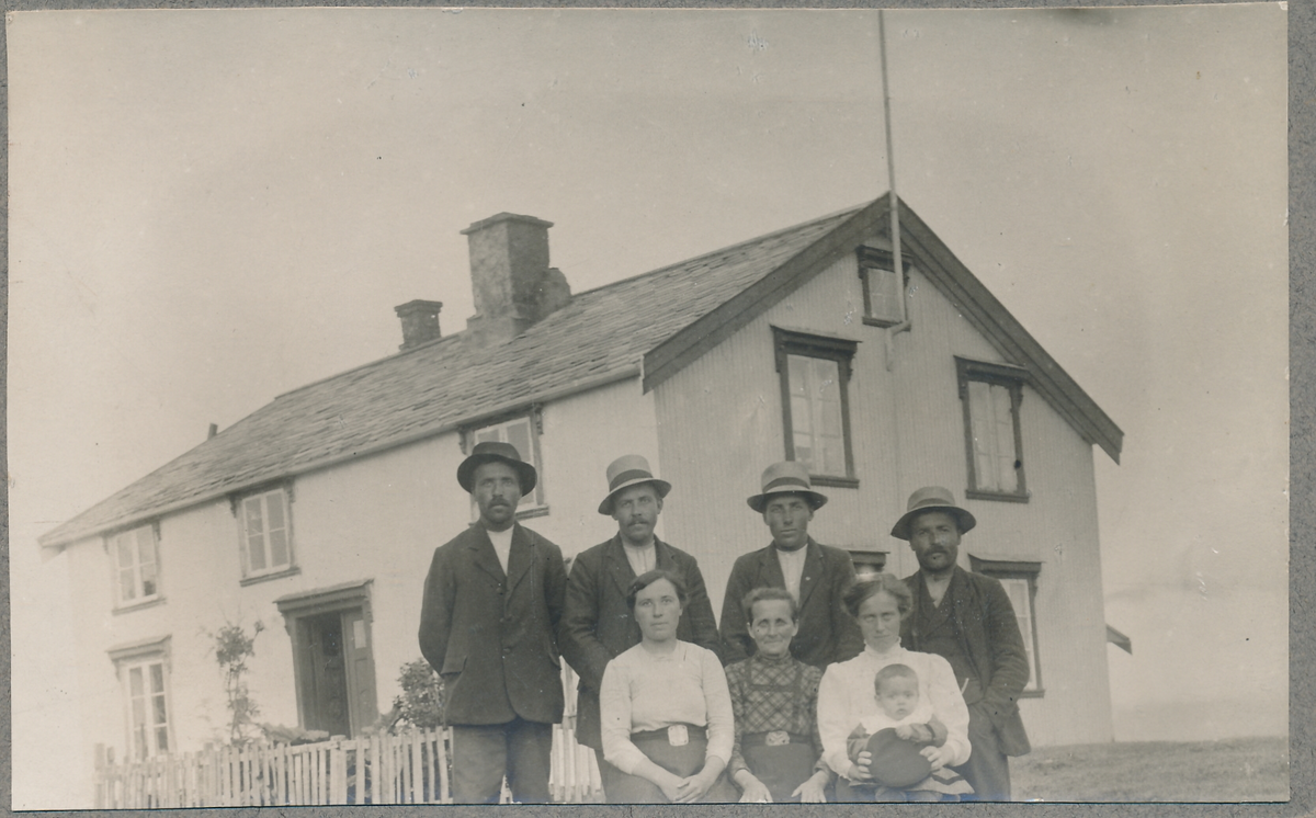 Familie foran Nerstua i Hofsøy, Senja