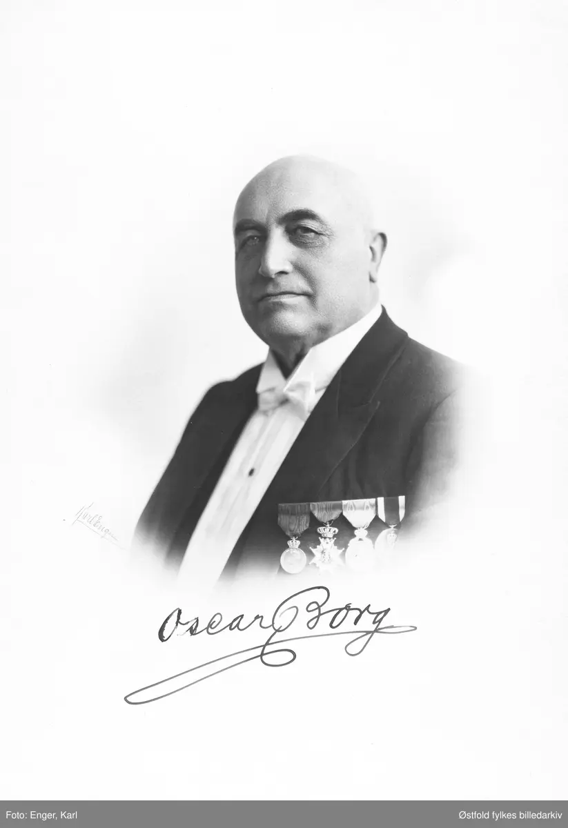 Portrett av dirigent og komponist Oscar Borg, sentral person for musikklivet i Halden. Kalt "Norges marsjkonge"
Dirigent for Fredrikstad Musikforening 1900-1907. Forøvrig Sven. Svensens første lærermester i fiolinspill.
Hans signatur/navnetrekk/autograf er på fotografiet.