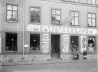 Personerna bakom möbelhandeln W. Sandberg & Co i Linköping har inte gått att utröna inom ramen för detta arbete. Märkligt kan tyckas när både adress och datering redovisas i bilden. Fotoåret 1902 var annars den ungefärliga tiden då förre sömmerskan Ingrid Svensson tog över möbelfirman på Storgatan 34. Enligt adresskalendrar drev hon rörelsen under det gamla firmanamnet. Hon kan i samma källor följas på adressen tills att hon år 1913 flyttade till Örebro.