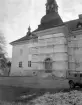 Utvändig fasadrenovering av Ekenäs slott 1972. Det gamla slottets yttre skrud hade över tid lappats och lagats och gav ett förslummat intryck. Bitvis hade puts helt släppt och lämnat delar av grundmuren bar. Ingenjör Ture Jangvik, som planlagt arbetet, hade lyckligtvis kommit till slutsatsen att slottet inte behövde omputsas i sin helhet. I stor utsträckning ansågs den ursprungliga putsen vara i gott skick, varför det togs beslut att endast blästra bort skadade partier.