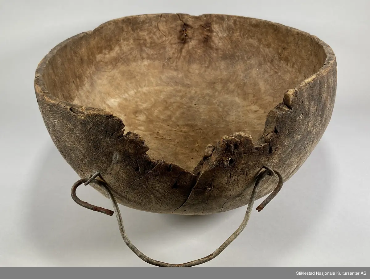 Ovalt salttraug av uthulet rirkule i bjørk. Delvis ødelagt på ene siden, stor bit falt av, eldre skade. Påmontert et håndtak i metall (nyere). Har vært hank på andre siden også, men dette er det bare rustne rester igjen av. Tydelige spor av grov rasp på utsiden av karet/trauget. Iflg giver ble dette karet brukt til å legge kjøtt på saltlake, for langtidsoppbevaring og foredling etter slakting.