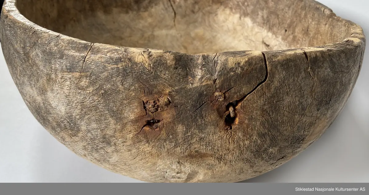 Ovalt salttraug av uthulet rirkule i bjørk. Delvis ødelagt på ene siden, stor bit falt av, eldre skade. Påmontert et håndtak i metall (nyere). Har vært hank på andre siden også, men dette er det bare rustne rester igjen av. Tydelige spor av grov rasp på utsiden av karet/trauget. Iflg giver ble dette karet brukt til å legge kjøtt på saltlake, for langtidsoppbevaring og foredling etter slakting.