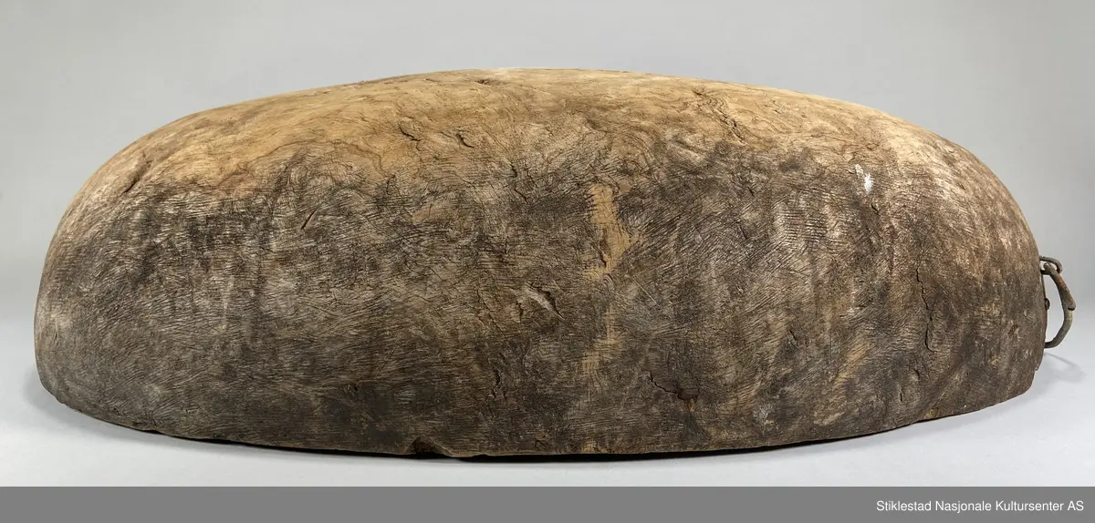 Ovalt salttraug av uthulet rirkule i bjørk. Delvis ødelagt på ene siden, stor bit falt av, eldre skade. Påmontert et håndtak i metall (nyere). Har vært hank på andre siden også, men dette er det bare rustne rester igjen av. Tydelige spor av grov rasp på utsiden av karet/trauget. Iflg giver ble dette karet brukt til å legge kjøtt på saltlake, for langtidsoppbevaring og foredling etter slakting.