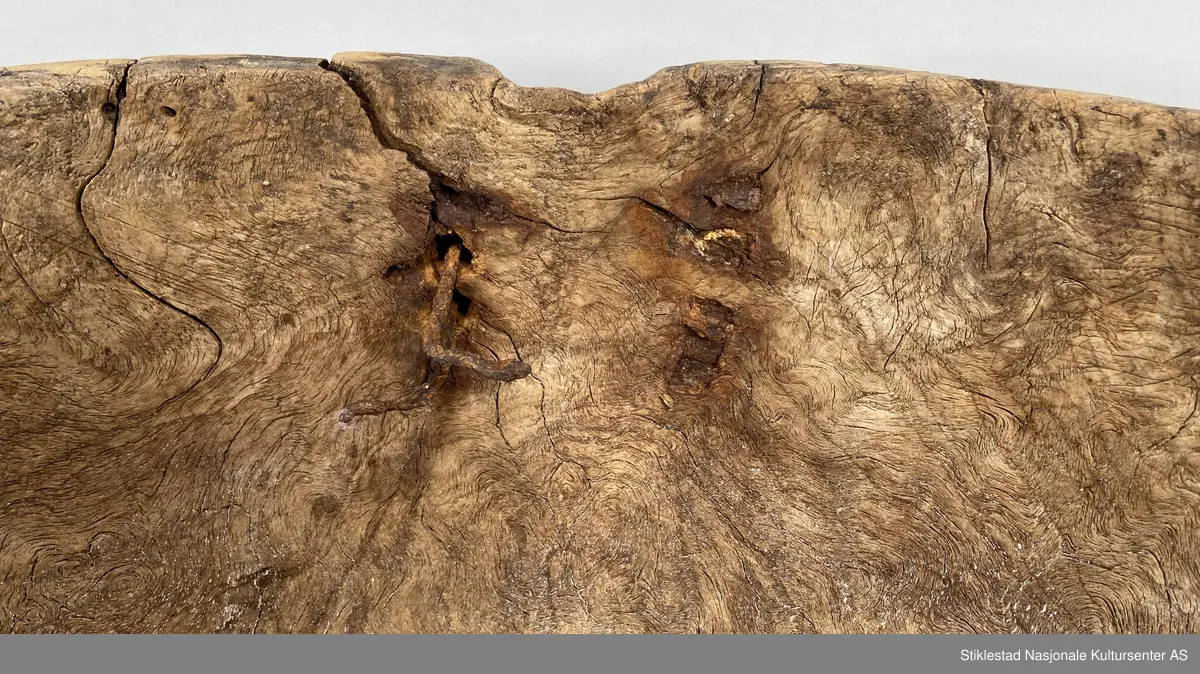 Ovalt salttraug av uthulet rirkule i bjørk. Delvis ødelagt på ene siden, stor bit falt av, eldre skade. Påmontert et håndtak i metall (nyere). Har vært hank på andre siden også, men dette er det bare rustne rester igjen av. Tydelige spor av grov rasp på utsiden av karet/trauget. Iflg giver ble dette karet brukt til å legge kjøtt på saltlake, for langtidsoppbevaring og foredling etter slakting.