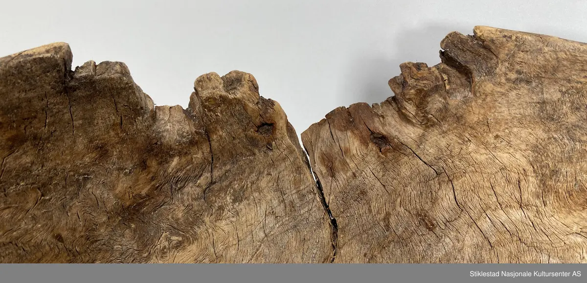 Ovalt salttraug av uthulet rirkule i bjørk. Delvis ødelagt på ene siden, stor bit falt av, eldre skade. Påmontert et håndtak i metall (nyere). Har vært hank på andre siden også, men dette er det bare rustne rester igjen av. Tydelige spor av grov rasp på utsiden av karet/trauget. Iflg giver ble dette karet brukt til å legge kjøtt på saltlake, for langtidsoppbevaring og foredling etter slakting.