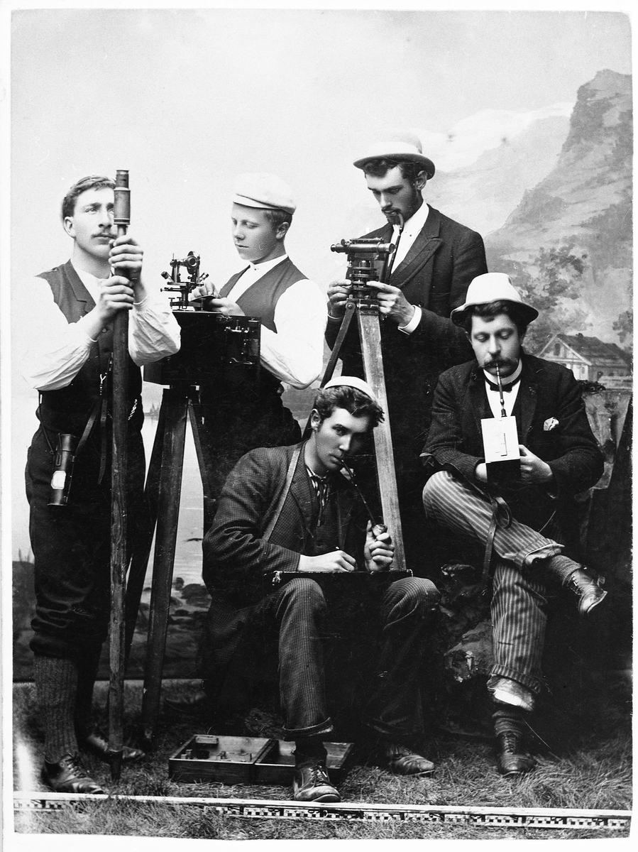 Fem studenter ved den tekniske høgskolen i Trondheim avbildet med sine instrumenter ca. 1890. Per Øverseth nr. to fra venstre.