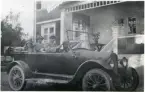 Kila sn, Muren.
Familjen Johansson i bilen framför bostaden, 1918.