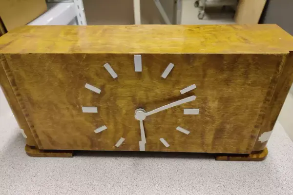 Gammel klokkeradio sett fra klokkesiden.