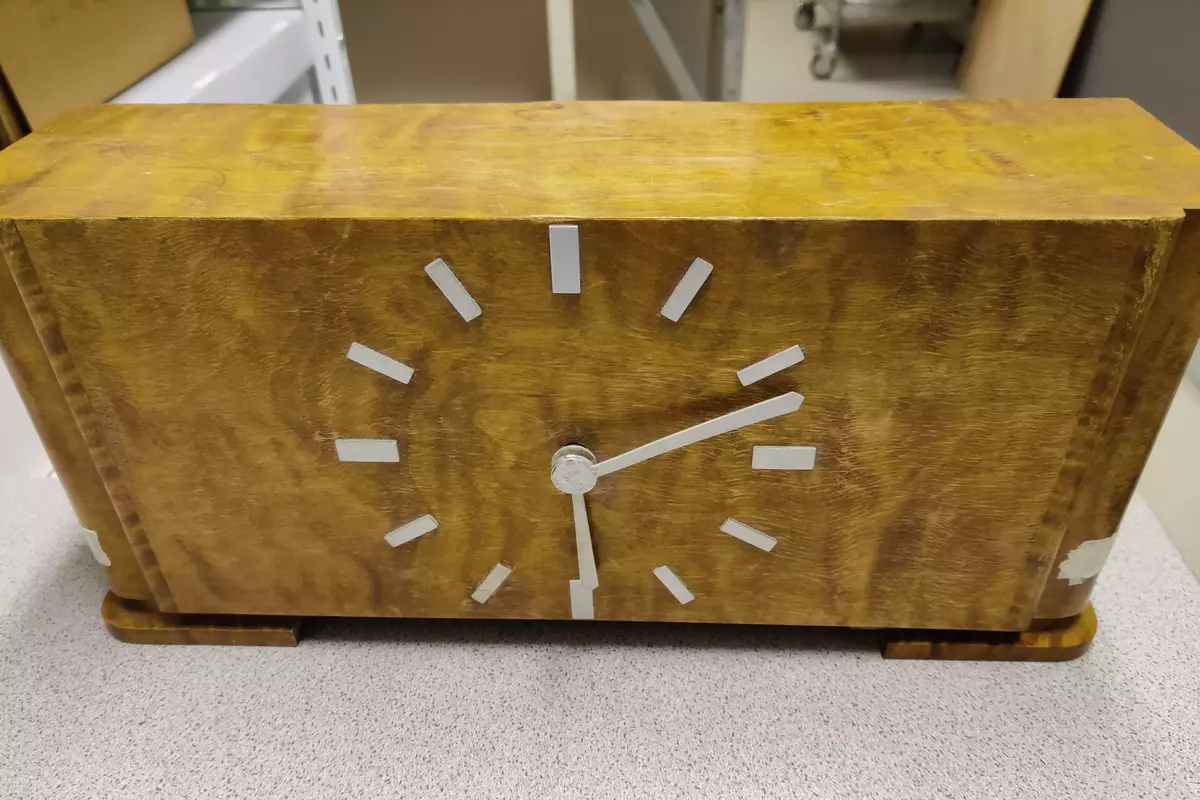 Gammel klokkeradio sett fra klokkesiden.