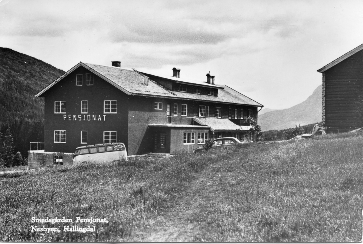Smedsgården Pensjonat. Ca. 5 km nord for Nesbyen. Det første pensjonatet brant ned i 1949. 
Gården hette tidligere Svarvargarden.
