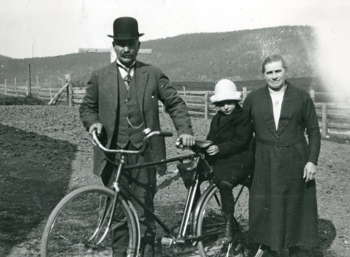 Marie (1879-1946) og Ola Sigurdsen (1868-1935). Veien til Skavanger i bakgrunden.