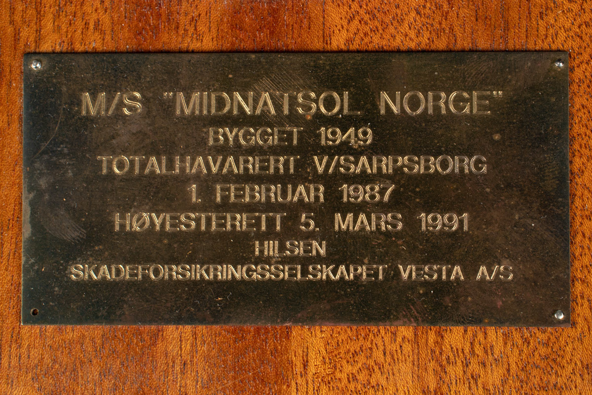 Metallrør montert på treplate med plakk i messing. Ventil som forårsaket skipsforliset til MS Midnatsol (1949).