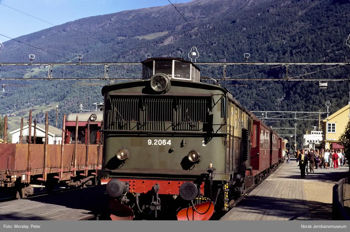 Elektrisk lokomotiv El 9 2064 med persontog på Flåm stasjon