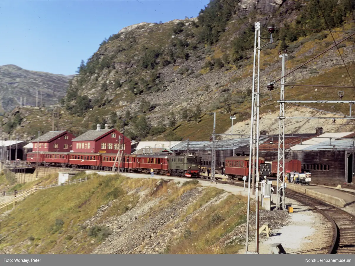 Elektrisk lokomotiv El 9 2064 med persontog fra Flåm på Myrdal stasjon