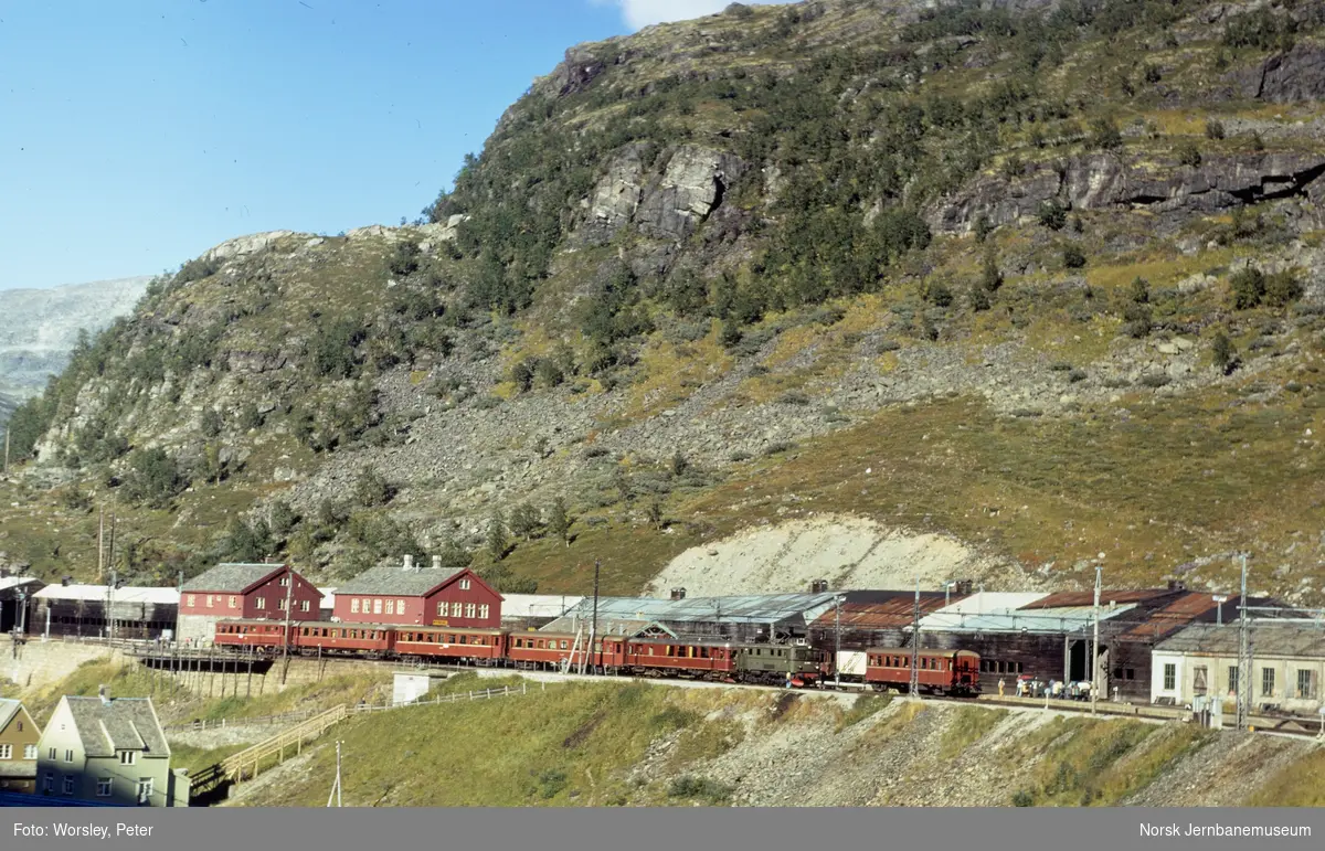 Elektrisk lokomotiv El 9 2064 med persontog fra Flåm på Myrdal stasjon