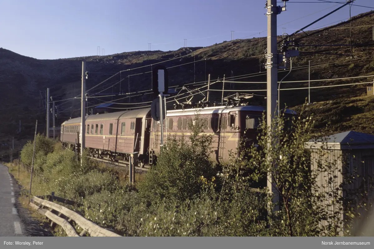 Elektrisk lokomotiv El 13 2159 med ekspresstoget fra Bergen til Oslo Ø, tog 604, ved Haugastøl