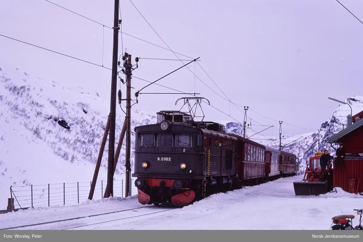 Elektrisk lokomotiv El 9 2062 med persontog fra Flåm på Myrdal stasjon